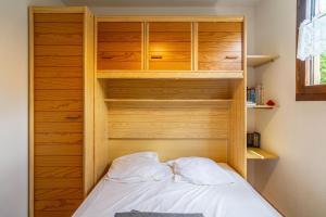 a bedroom with a built in closet with a bed at Maison 6 Pers, proche de la plage in Vendres +23 photos