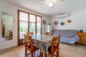 a kitchen and dining room with a table and chairs at Maison 6 Pers, proche de la plage in Vendres