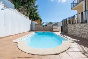 a swimming pool in the middle of a patio at Dorada Apartment Lluna in Calafell