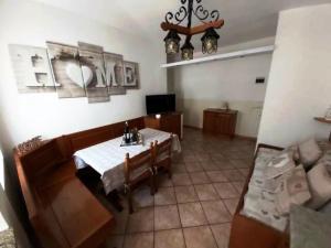 a dining room with a table and a couch at Casa Lù in Abbadia Lariana