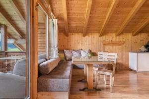 a living room with a table and a couch at Paracia App Pic Pec in Badia