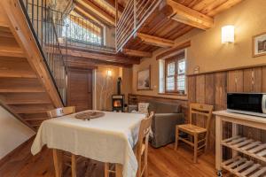 a dining room with a table and a staircase at Civico 9 in Marmora