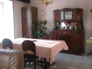 a dining room with a table with chairs and a mirror at Appartement T3 chambre d'hôte in Panazol