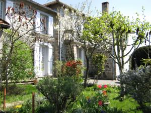 a garden in front of a house with flowers at Appartement T3 chambre d'hôte in Panazol +9 photos