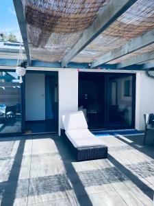 a white couch sitting on top of a patio at La Paillote in Loctudy