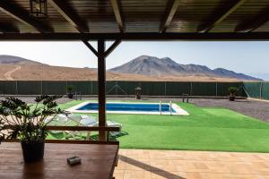 a view of a pool with mountains in the background at Villa Ralue in Tuineje