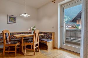 a dining room with a table and chairs and a window at Appartments Reichegger in Villa Ottone