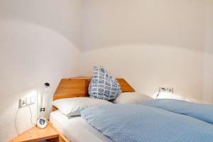 a bedroom with two twin beds and ainylinylinylinylinyl at Appartments Reichegger in Villa Ottone