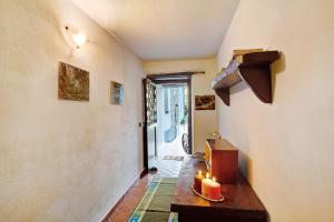a room with a table with two candles on it at Il piccolo fienile in Vessalico +18 photos