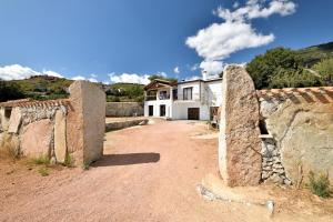 a house in the middle of a dirt road at Casa Ami in Arzana