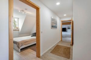 a hallway leading to a bedroom with a bed at Fehrsland 2 in Dollerup