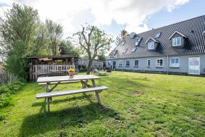 a picnic table in a yard in front of a house at Fehrsland 2 in Dollerup