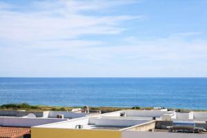 a view of the ocean from a building at Donna Ginevra Rooms - A soli 300m dalla Spiaggia in Lido Marini
