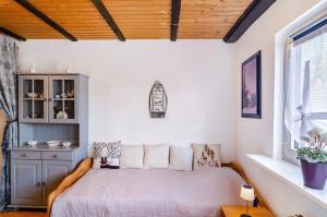 a bedroom with a bed and a wooden ceiling at Ferienwohnung Klee in Fedderwarden