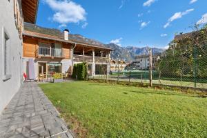 a house with a yard with a fence at Appartamento Lesivèra in Saone