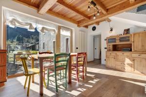 a kitchen with a table and chairs and a kitchen with a window at Appartamento Lesivèra in Saone