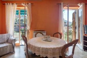 a dining room with a table and a couch at Comfort a 5 Minuti Dal Mare in Camogli