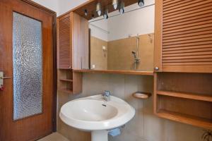 a bathroom with a sink and a mirror at Comfort a 5 Minuti Dal Mare in Camogli