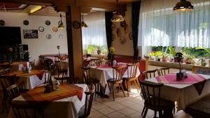 a restaurant with tables and chairs in a room at Gruppenferienhaus Dressel in Warmensteinach