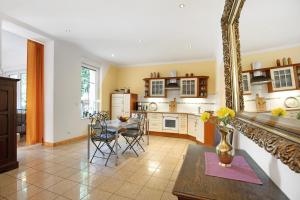 a kitchen and dining room with a table and a mirror at Ferienwohnung Bestensee in Bestensee