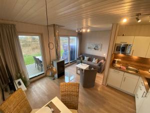 an open kitchen and living room in a house at Skipper Hus by Seeblick Ferien in Olpenitz