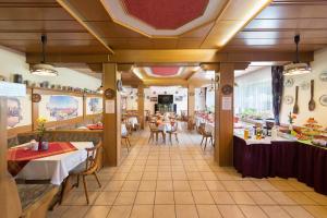 a dining room with tables and chairs in a restaurant at Gruppenferienhaus Dressel in Warmensteinach