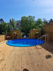 a swimming pool on a deck with a wooden floor at Haus am Vogelsang in Hannoversch Münden