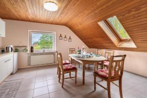 a kitchen and dining room with a table and chairs at Ferienwohnung Kudensee in Kudensee