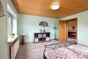 a bedroom with a bed and a wooden ceiling at Ferienwohnung Kudensee in Kudensee