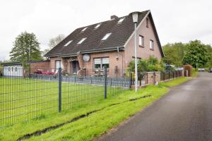 a house with a fence in front of it at Ferienwohnung Kudensee in Kudensee