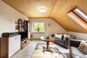 a living room with a couch and a table at Ferienwohnung Kudensee in Kudensee