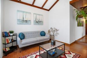 a living room with a couch and a table at Villa Tahoyo in Máguez