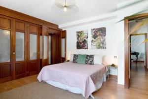 a bedroom with a bed and a chandelier at Villa Tahoyo in Máguez