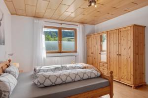 a bedroom with two beds and a window at Ferienwohnung Landliebe in Biederbach Baden-Württemberg