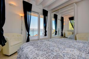 a bedroom with a bed and a large window at Appartamento Luxury 2 in Pulciano