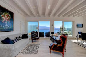 a living room with a couch and a table at Appartamento Luxury 2 in Pulciano
