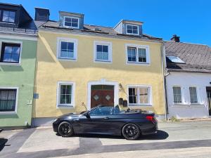 a black car parked in front of a house at Haus Waldstein Kraxler Single in Weißenstadt