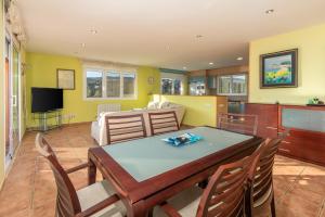 a living room with a table and a couch at Casa con piscina in Calonge