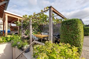a garden with a pergola and some plants at Fewo im sonnigen Kaiserstuhl in Endingen