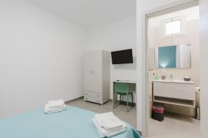 a bedroom with a bed and a sink and a mirror at Bed And Breakfast Champagneria in Castelvetrano Selinunte