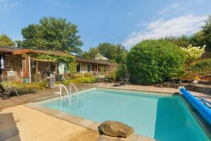 a swimming pool in the backyard of a house at Ferien im Grünen in Mammelzen