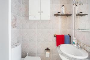 ein Badezimmer mit weißer Toilette und Waschbecken in der Unterkunft Ca Llaurí in Daimús + 24 Fotos