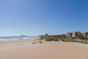 ein Sandstrand mit Gebäuden und dem Meer in der Unterkunft Ca Llaurí in Daimús