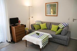 a living room with a couch and a table at Ferienwohnung Im Schiller in Wiesenbronn