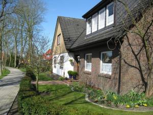 a home with a brick house with a yard at Heidis Fewo in Hohenkirchen