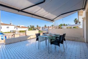 a patio with a table and chairs on a balcony at La Terraza in Riumar