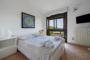 a bedroom with a bed with towels on it at Residenza Le Paolette con piscina in Padenghe sul Garda +19 photos