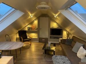 a living room with a couch and a table at Uhses Ferienwohnung in Heide