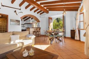 a living room with a couch and a table at Es Tarongers in Sóller