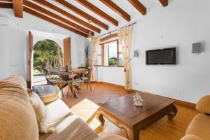 a living room with a couch and a table at Es Tarongers in Sóller